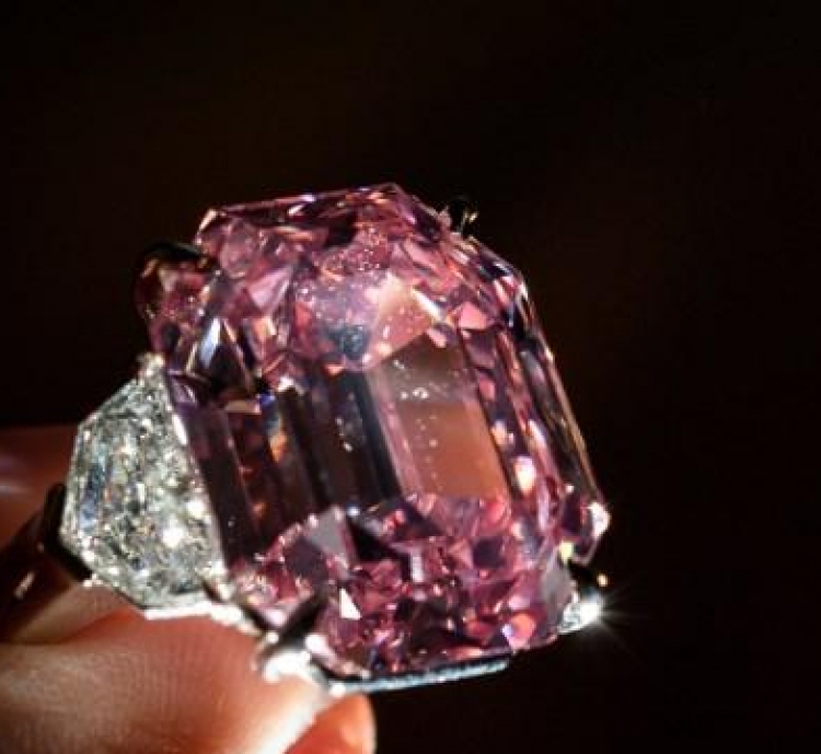 Rekord në Gjenevë, diamanti roz shitet për një shumë marramendëse [FOTO]