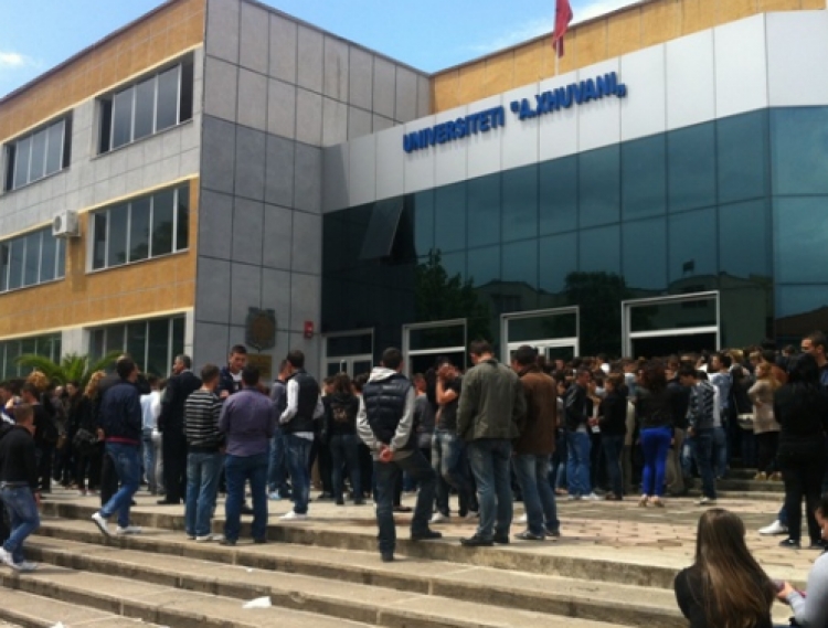 Në pranga për korrupsion, ja cilët janë dekani, shefja e Departamentit dhe pedagogia të arrestuar në Elbasan [FOTO]