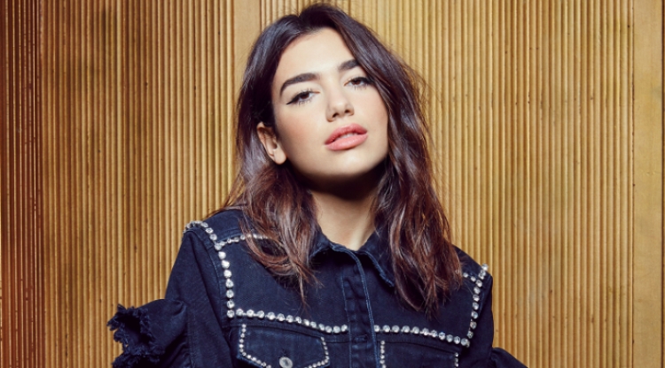 Dua Lipa bëhet nostalgjike, ja si dukej kur ishte e vogël [FOTO]