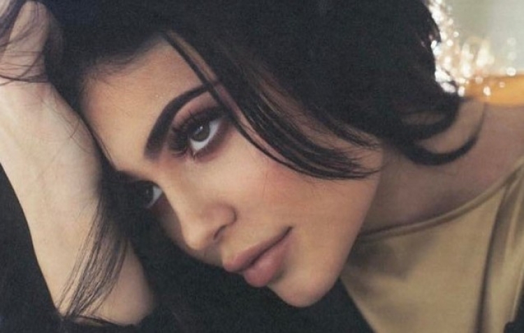 Kylie Jenner shokon fansat, gjoksi shfaqet gjigand në selfien e fundit! [FOTO]