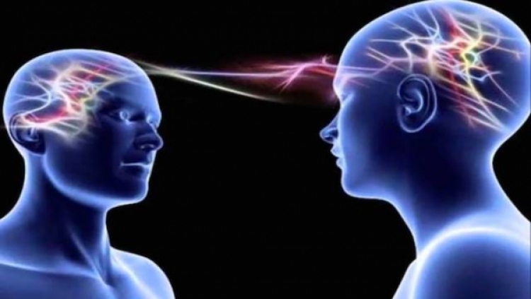 Teknologjia e re,3 persona lexojnë mendimet e njeri tjetrit
