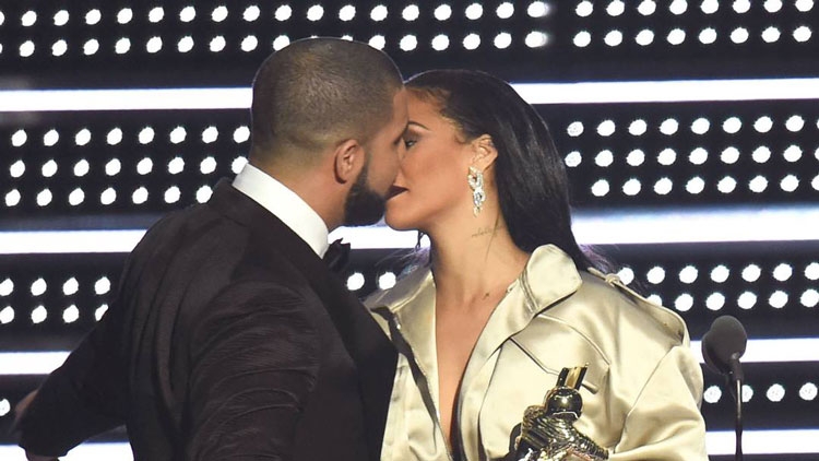 Një poshtërim publik live në VMA: Ja çfarë Rihanna i tha Drake-ut pas puthjes që shkoi keq! [GIF]