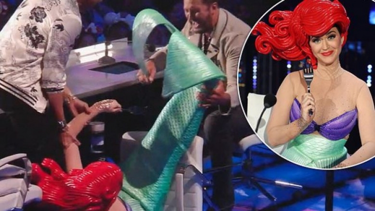 Upss! Katy Perry rrëzohet keq në “American Idol” gjatë transmetimit live (VIDEO)