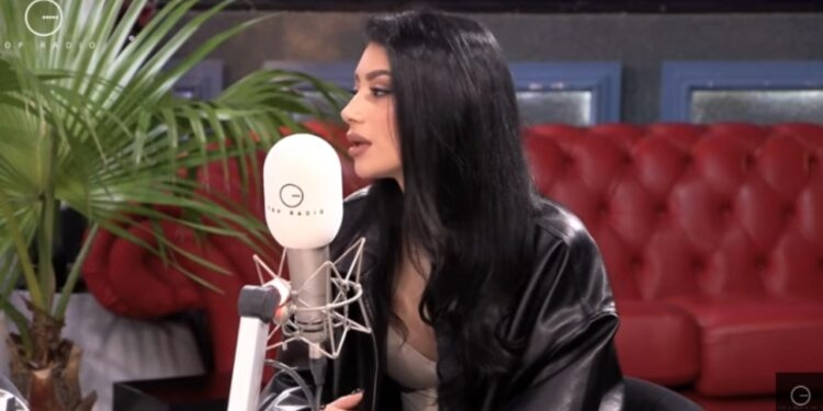 A është Brikena nusja ideale për mamin? Motra e Kejsit zbulon si e pritën puthjen