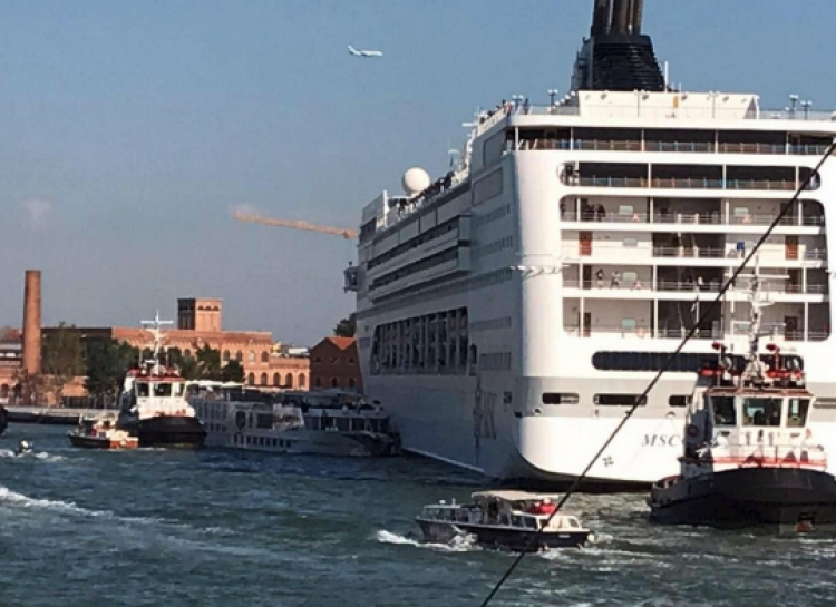 Anija e pasagjerëve në Venecia përplaset me kroçeren/ ç'ndodh në port... [VIDEO]