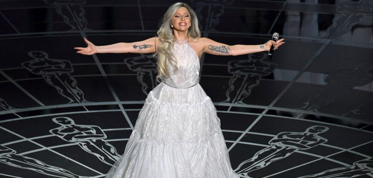 Lady Gaga prezantohet në skenë nga një prej njerëzve më të fuqishëm në botë