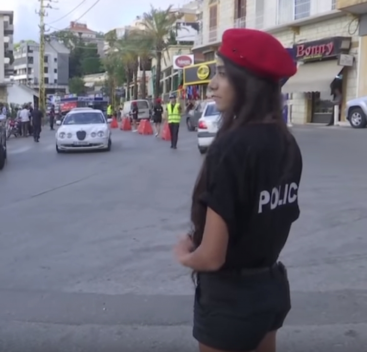Bashkia që dëshiron police 'hot' në shërbim [VIDEO]