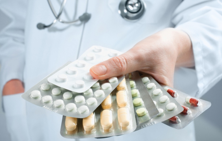 Alarm, industria e ilaçeve më shumë po dëmton pacientët se po shëron