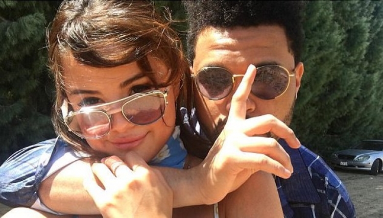 Weeknd dhe Selena bëhen të nxehtë në prani të publikut! [FOTO/VIDEO]