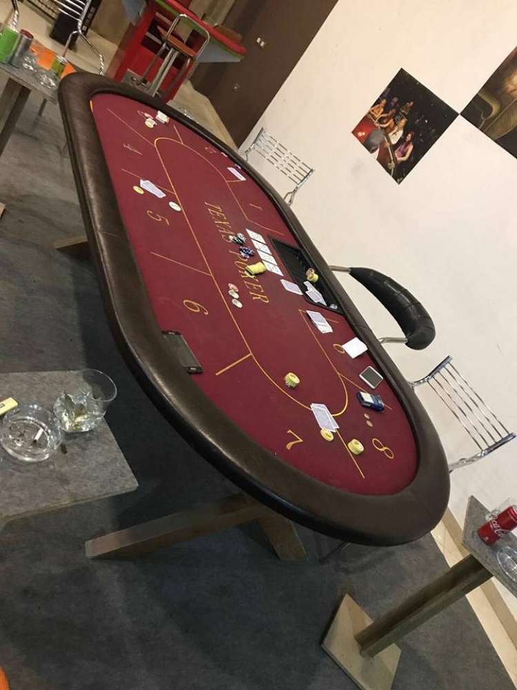 Kishin kthyer lokalet në bazë bixhozi, por polica i zbulon dhe në cilësinë e provave materiale ka sekuestruar të gjitha sendet e gjetura.