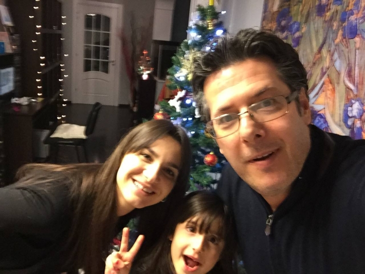 Krishtlindjet e veçanta të Edi Palokës, vajza e madhe i prezanton shokun e saj