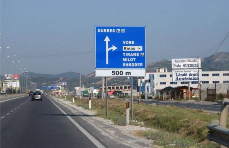 Autobuzi aksidenton për vdekje këmbësorin 72-vjeçar në autostradën Tiranë-Durrës