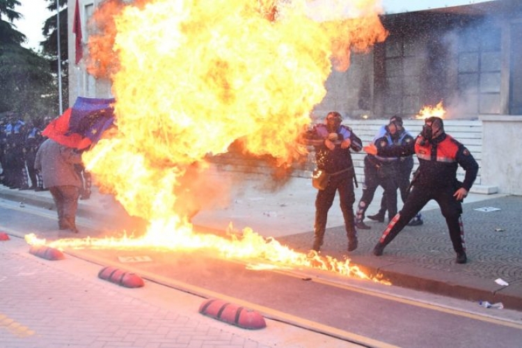 Mbaron afati i dhënë nga policia, protestuesit thyejnë lejën, vijon protesta