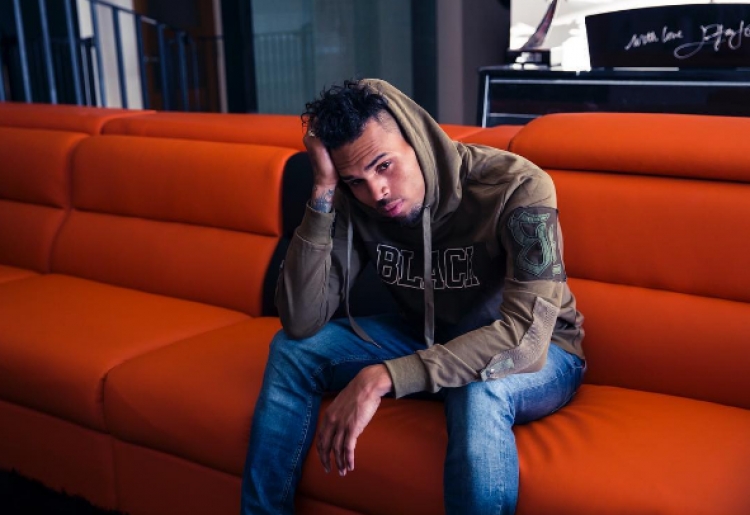 Chris Brown përgëzon talentin shqiptar, ja çfarë i thotë… [VIDEO]