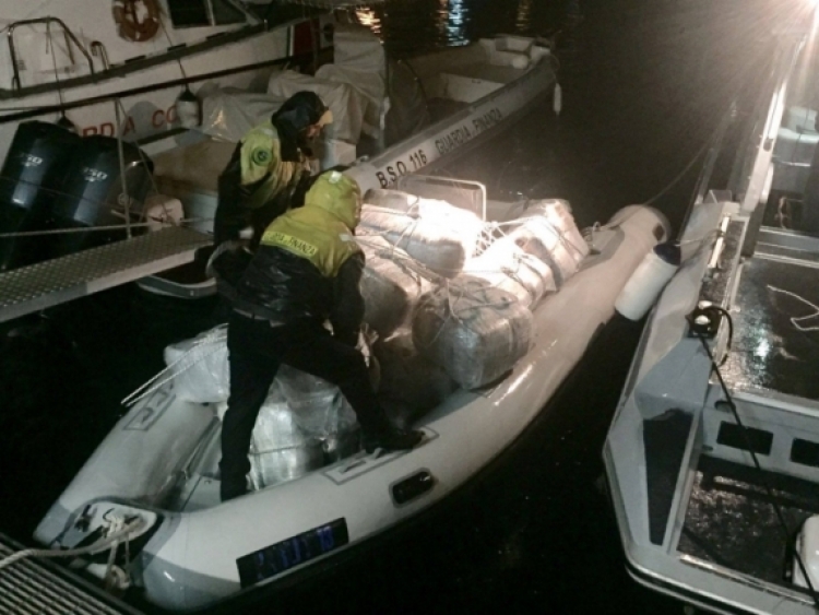 Itali, bllokohet gomonia në afërsi të Leçes me 605.7 kg drogë dhe me dy skafistë në bord, konkretisht një shtetas shqiptar me inicialet A.Gj. 55 vjeç dhe një italian me inicialet A.D. 38 vjeç