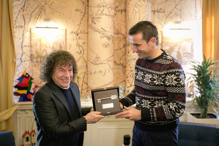 Këngëtari italian Cocciante në Tiranë, Veliaj i dhuron Çelësin e Qytetit