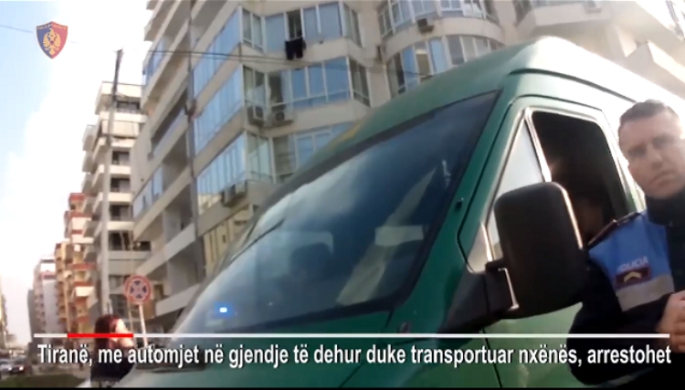 I dehur, pa leje qarkullimi dhe debitor, arrestohet shoferi që transportonte nxënësit e shkollës tek “Unaza e Re”[VIDEO]