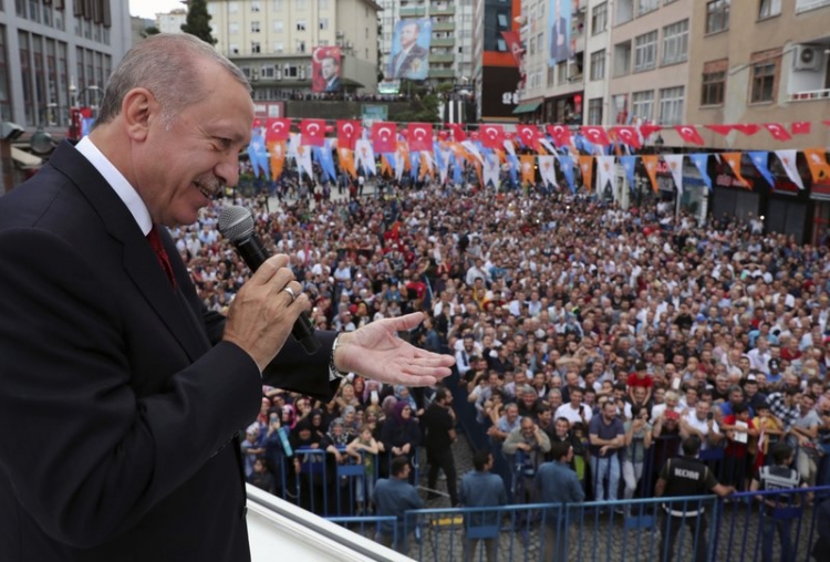 Erdogan thirrje turqve: Ti thyejmë duart që po na gjuajnë me plumba dhe topa