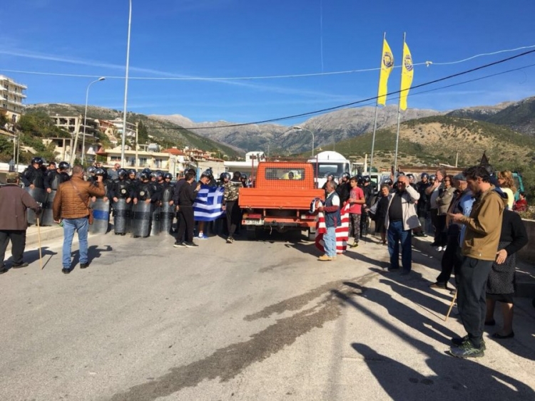 Plas në Himarë, protestohet me flamuj grekë në duar[FOTO]