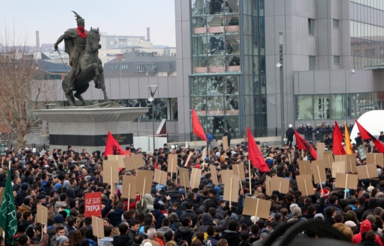 'Një popull s’i nënshtrohet një njeriu'/ Vetëvendosja proteston sot në Prishtinë