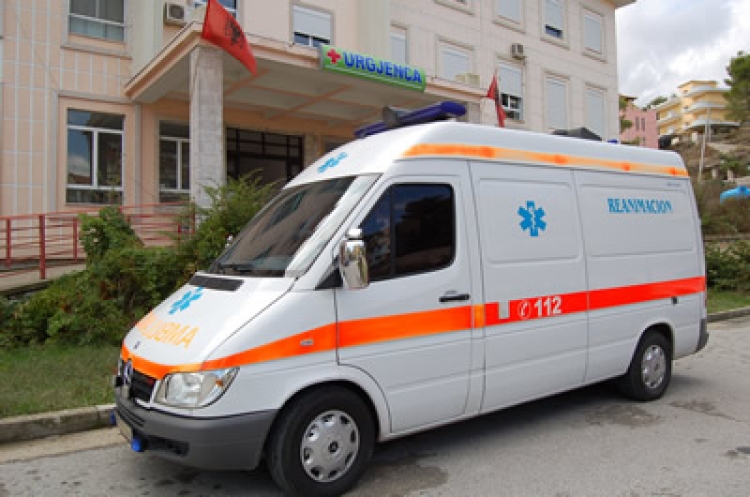 Pas takimit të Ramës në Belsh, rrëzohet gardisti i Kryeministrit nga 2 metër lartësi, me urgjencë në spital. Ja gjendja ...