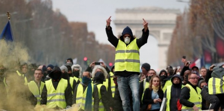 Franca pezullon taksën e naftës, por a u bindën jelekët e verdhë