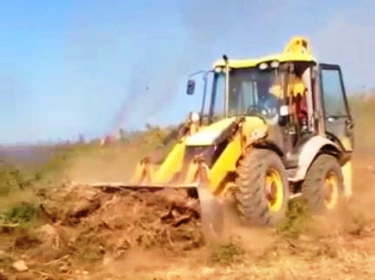 Qyteti i Belshit pa zjarrfikëse, ideja e kryetarit të bashkisë për të shuar zjarrin është gjeniale [VIDEO]