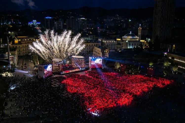 Koncerti, jo surpriza e vetme që Bashkia e Tiranës ka organizuar për Natën e Bardhë. Zbuloni çfarë do të shihni tjetër [FOTO/VIDEO]