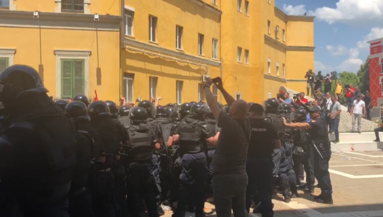 Goditën efektivët e policisë me shkopinj dhe gurë, procedohen 20 protestuesit e dhunshëm