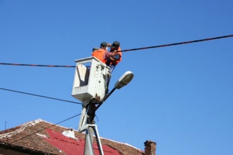 Goditet me levë një elektriçist në Vlorë