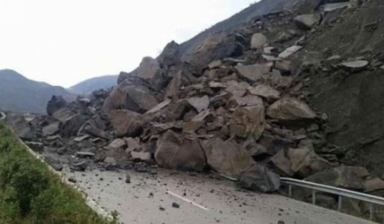 Problematika me qarkullimin, rrëshkitjet e dherave bllokojnë në tre pika aksin rrugor Mirditë-Fushë Arrëz