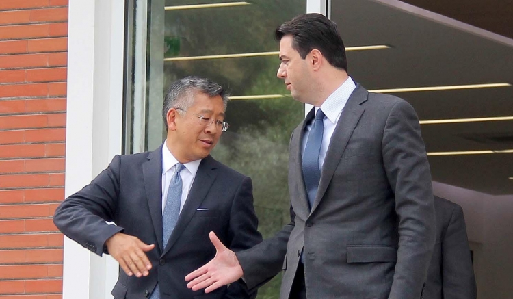 Ambasadori i SHBA-së, Lu dhe ish ambasadori, Arvizu në selinë blu me Bashën