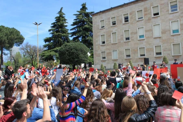 Sërish bojkotohet mësimi, studentët në protestë para Kryeministrisë, bashkohen edhe ata të Korçës