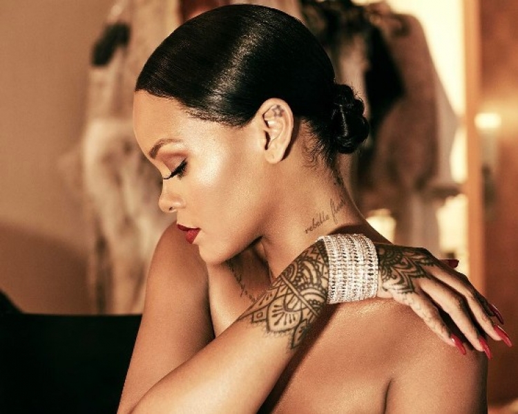 Në këtë foto  të para shumë viteve, nuk do ta njihni Rihanna-n [FOTO]