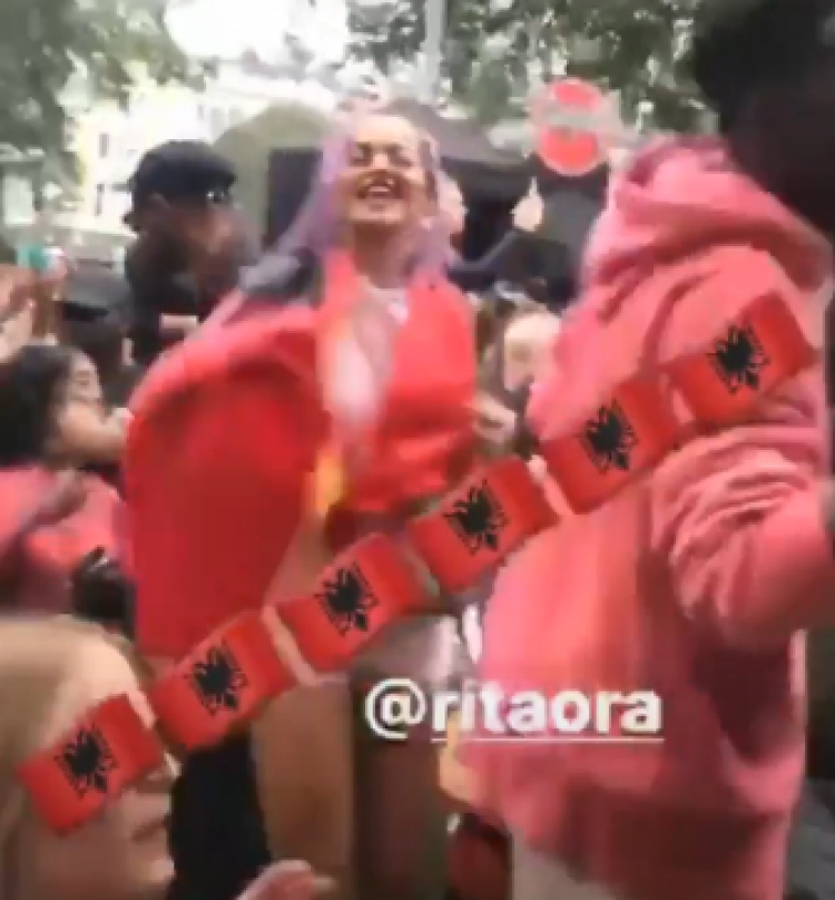 Rita Ora bën krenar të gjithë shqiptarët, e “djeg” Londrën me flamurin kuq e zi [VIDEO]