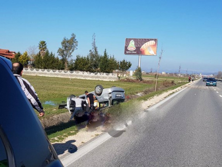 Aksident i rëndë në aksin Lushnje-Kolonjë, përmbyset makina, shpëton mrekullisht shoferi