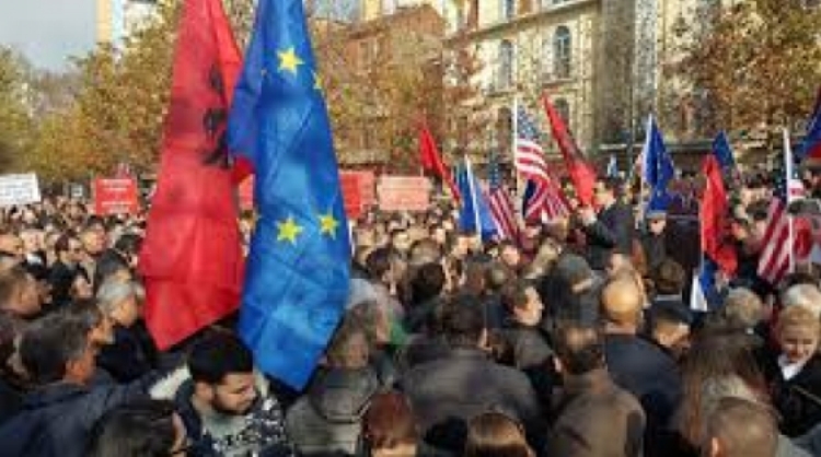 Protesta e Opozitës, ndalohet në pikën kufitare të Morinës aktivistja e PD-së, Fiqirije Nezaj 50-vjeç, ishte shpallur person në kërkim