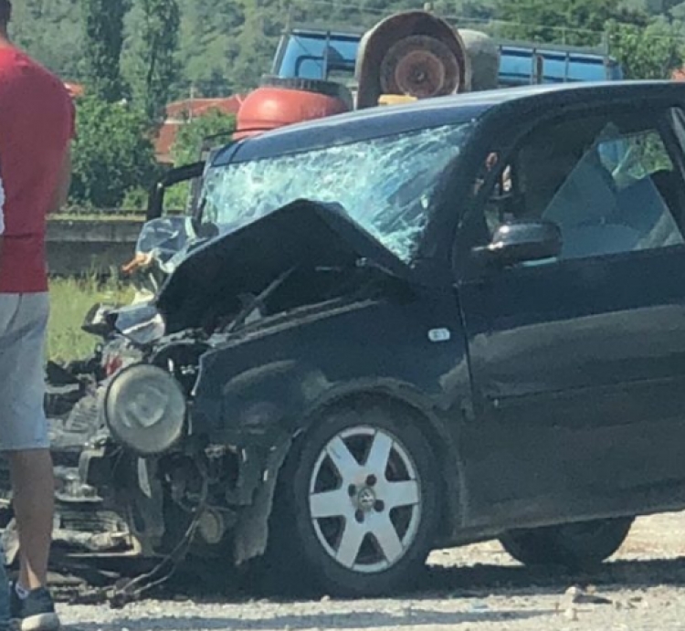 Autoboti përplaset me veturën, dy të plagosur në Elbasan