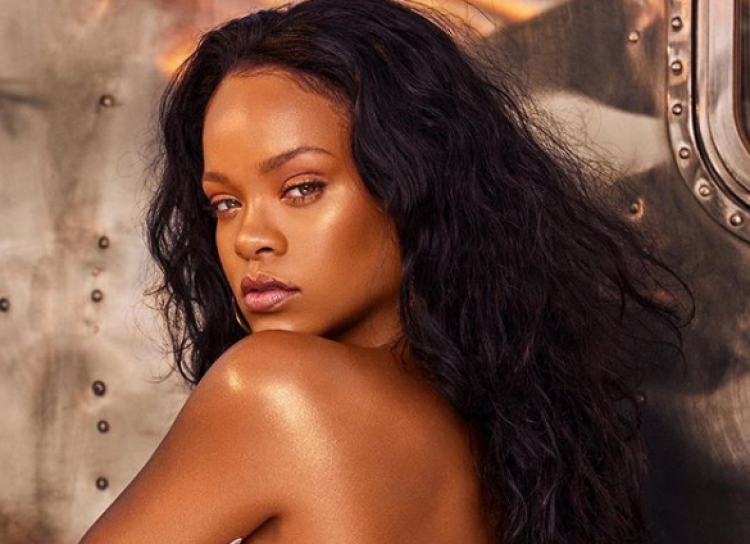 Promovoi linjën e të brendshmeve të saj dhe më seksi se kaq nuk e keni parë ndonjëherë Rihanna-n [FOTO]