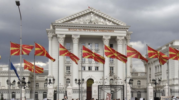 Liderët e politikës shqiptare dhe ndërkombëtarët urojnë Maqedoninë: Votim historik!