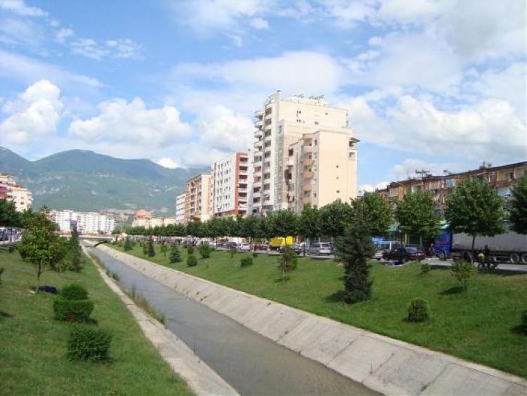 Çudira në Tiranë, berberi punon në natyrë buzë lumit 'Lana'[FOTO]