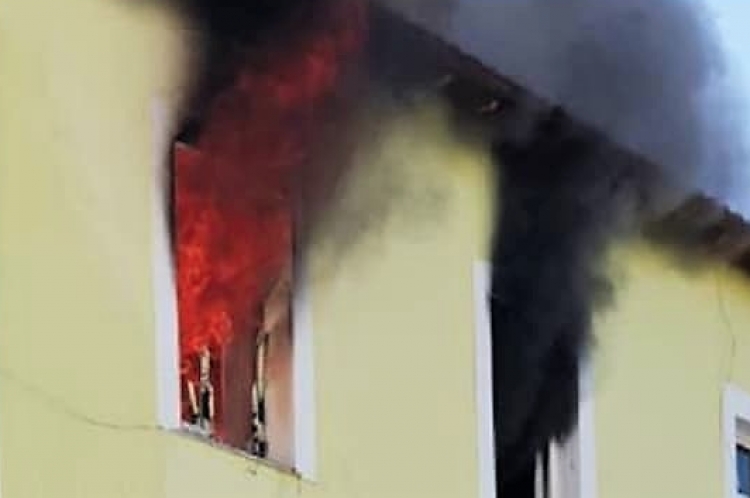 Zjarri shkrumbon katin e tretë të një pallati në Fushë-Krujë, rrezikohen 4 fëmijë