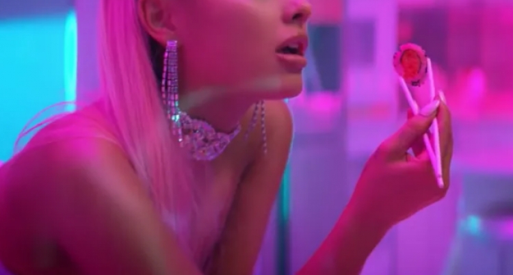 E gjuajnë me limon, këngëtarja e famshme largohet e tërbuar nga skena! [VIDEO]