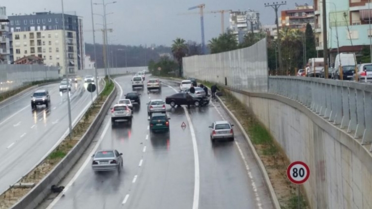 Dy makina përplasen tek 'Unaza e Madhe', një i lënduar