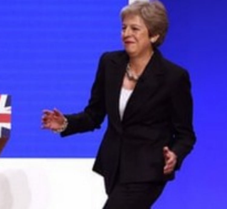 “Dancing Queen”, kryeministrja britanike hipën në podium duke kërcyer [VIDEO]