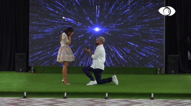 Si asnjëherë tjetër, Luizi i propozon Kiarës për martesë, ajo i thotë 'PO' në lot