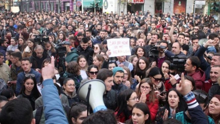 THIRRJE PARTIVE: Të qëndrojnë LARG protestës së studentëve!