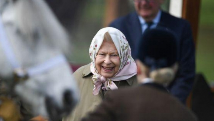 “E keni takuar ndonjëherë mbretëreshën?” 93-vjeçarja Elisabet vë në lojë turistët