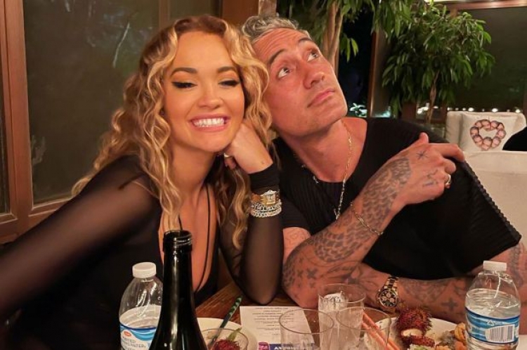 Rita Ora ka marrë propozim për martesë nga regjisori i njohur? Fotoja që këngëtarja e FSHIU menjëherë ngre dyshimet!