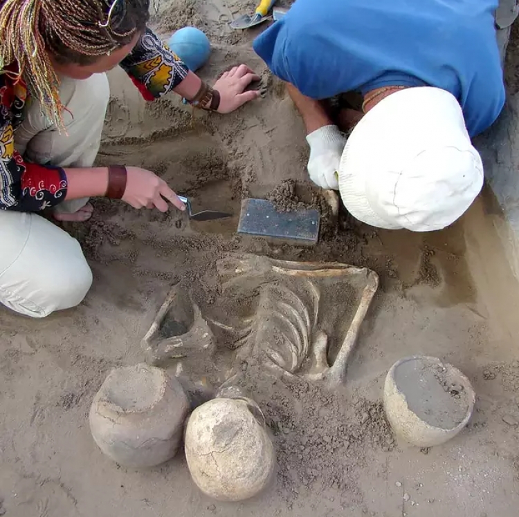 Zbulimi i rrallë/ Arkeologët na prezantojnë me ''iPhone-in'' 2,137 vjeçar të varrosur pranë një vajze [FOTO]